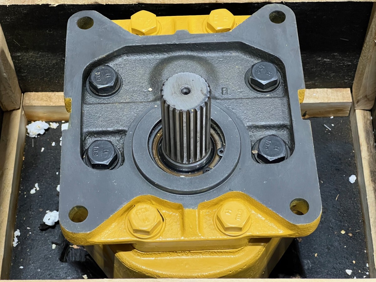 Гидравлический шестеренный насос Komatsu 07446-66200 для Komatsu D155