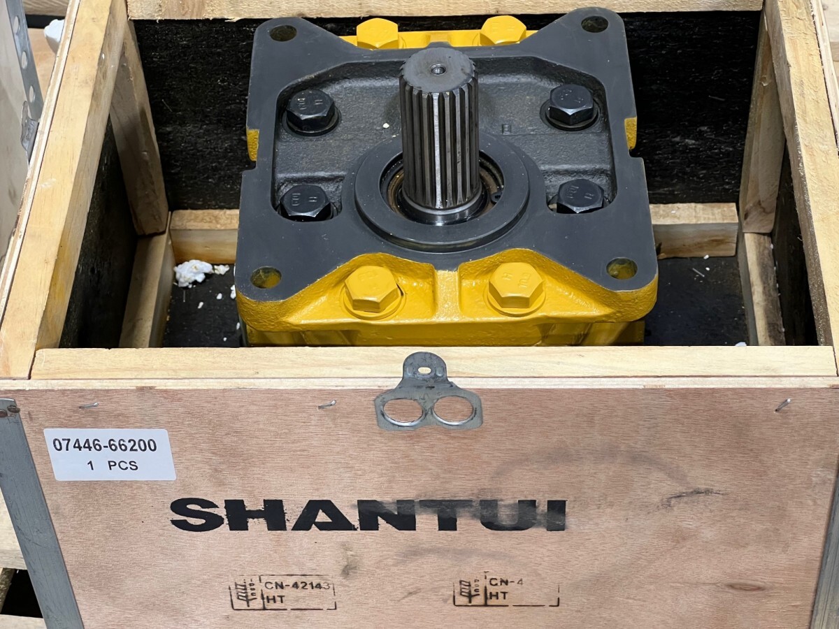 Гидравлический шестеренный насос Komatsu 07446-66200 для Komatsu D155