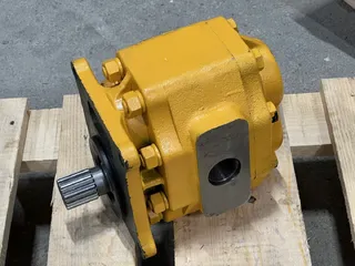 Гидравлический шестеренный насос Komatsu 07442-71102 для Komatsu D355