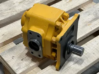 Гидравлический шестеренный насос Komatsu 07442-71102 для Komatsu D355