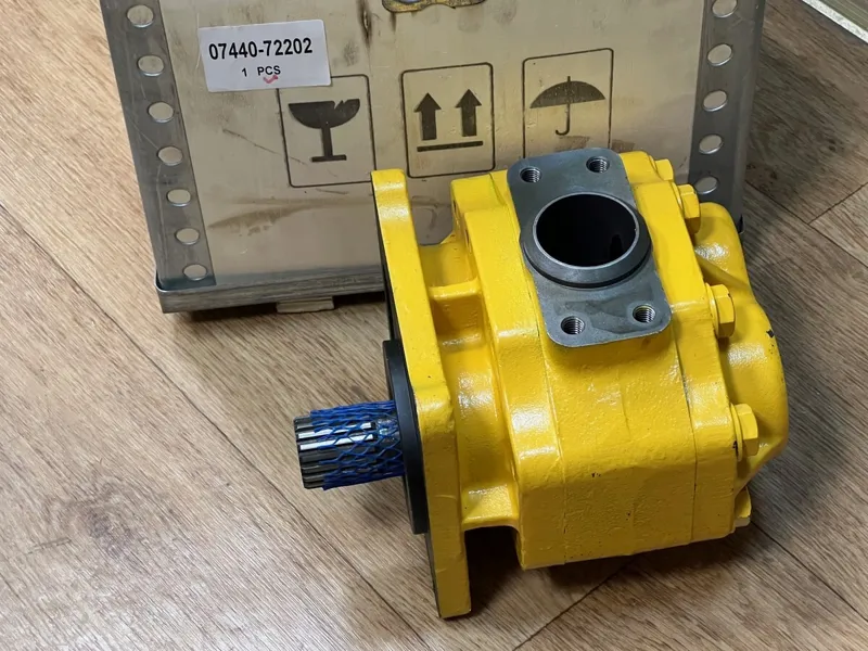 Гидравлический шестеренный насос Komatsu 07440-72202 для Komatsu D155, D150