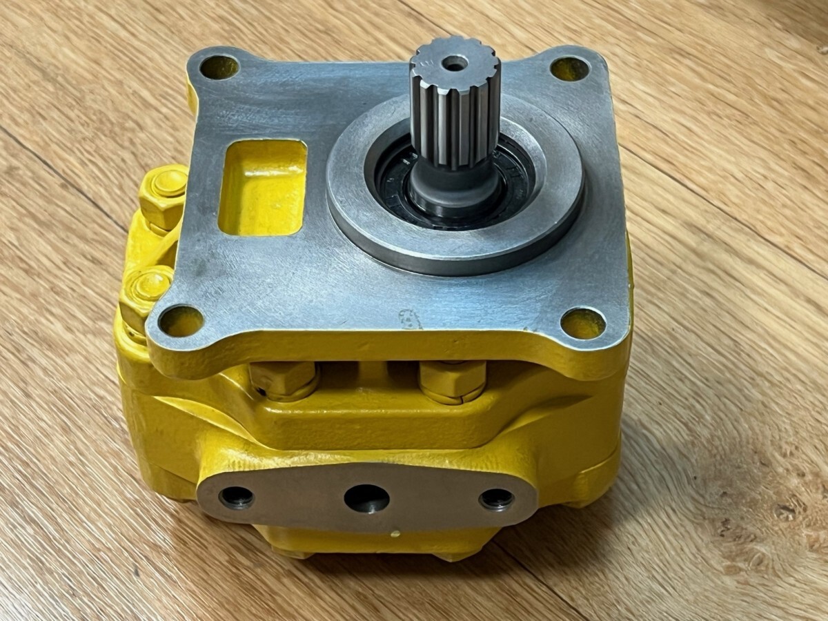 Гидравлический шестеренный насос Komatsu 07430-72203 для Komatsu D65, D75